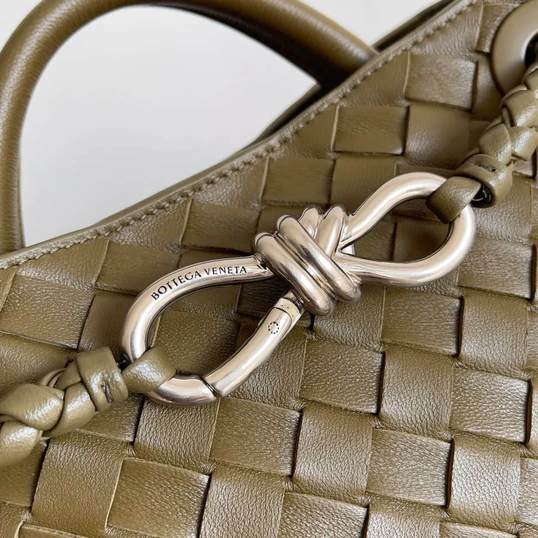 The 2023 new Andiamo batch of 1860 BV has been shipped‼ ️Really popular🔥The new Andiamo woven handbag launched by Bottega Veneta this season is really popular all over the world! ! Celebrities at home and abroad have worn it, and Oscar-winning actress Michelle Yeoh has taken it out on the street. Song Jia, Trai Yara, Yu Feihong, Sanji Ayaka, Rosie Hunting-Whiteley, Yoshioka Riho, etc. have all picked up this bag. It is classic and versatile, showing off its temperament, and the bag capacity is also large, which is very convenient for daily commuting! ! A variety of carrying methods, the shoulder straps can be adjusted by yourself, the original lambskin feels soft and delicate, and the neutral style is made to break gender boundaries and bring a more practical and longer-lasting use experience. Andiamo, which has both elegant and casual styles, perfectly interprets the true appearance of "fashionable old money style". Style number: 743568 Size: 25*22*10.5cm